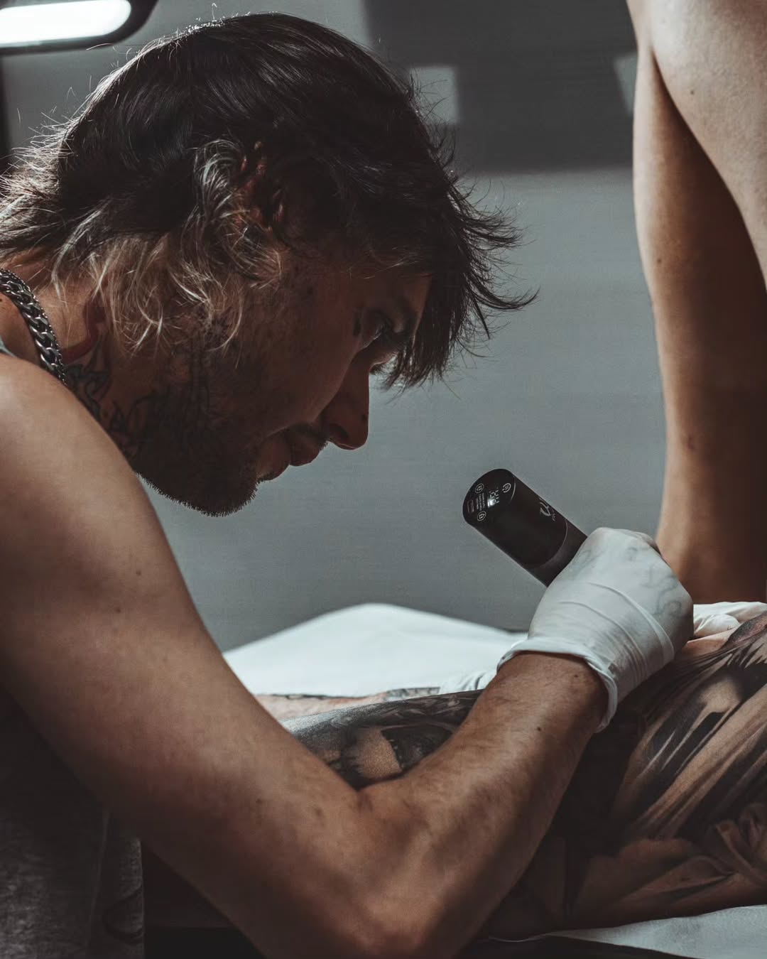 Alexis tatuando a una persona