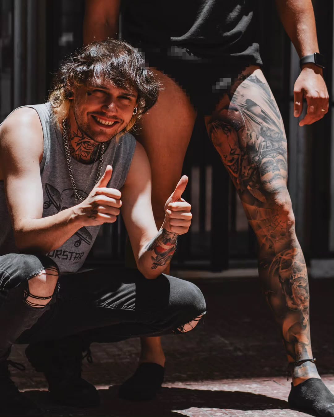 Alexis junto a un tatuaje