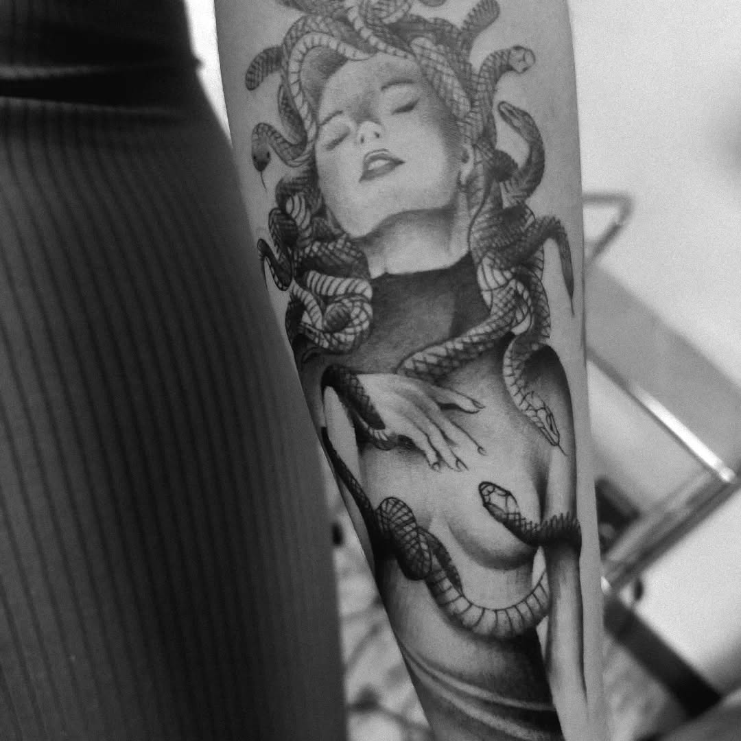 Una mujer medusa en el brazo de una mujer tatuada
